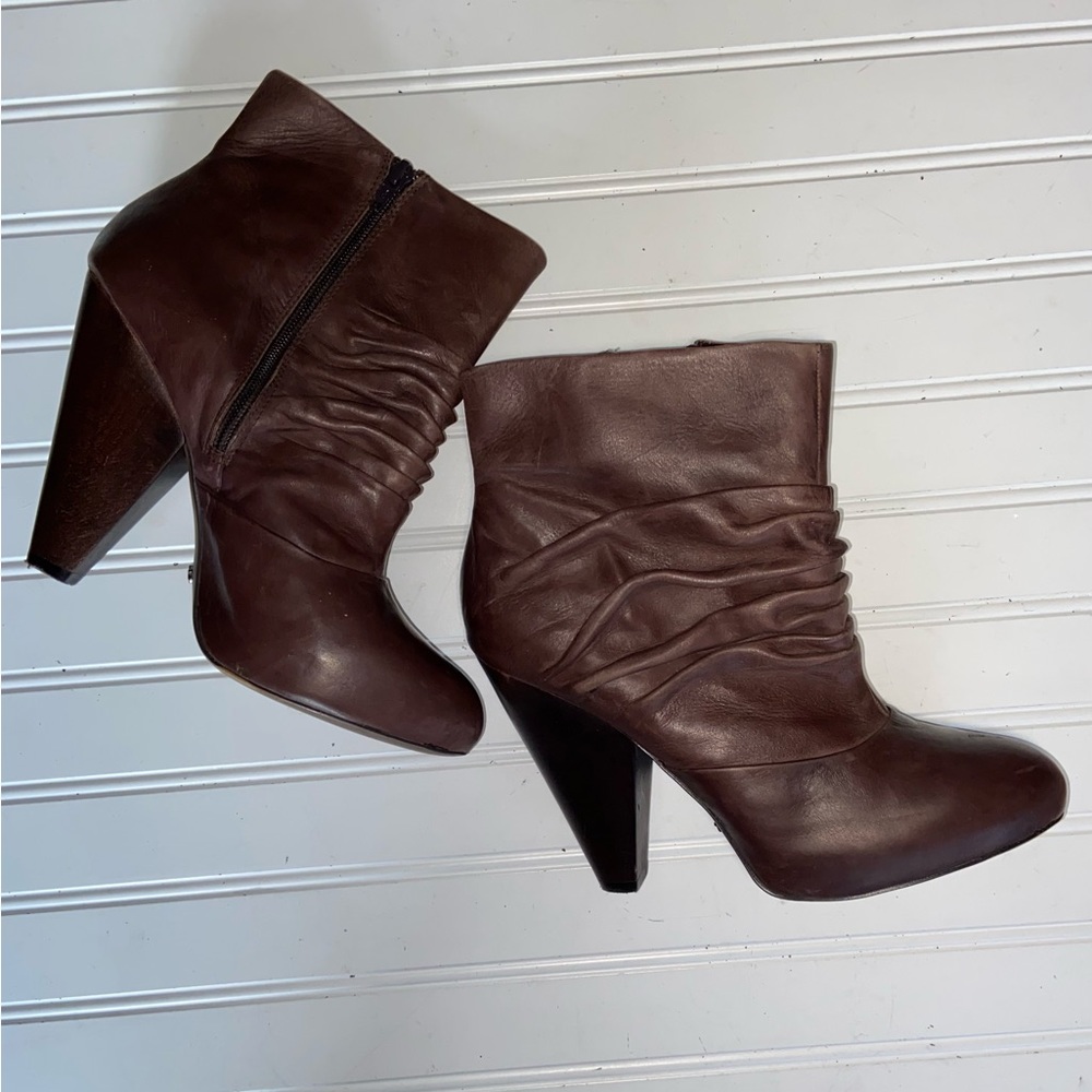 Fergie Ladies Size 9.5 M Brown Leather Zip Up Booties 4.75" Heels Good Condition - Picture 1 of 9